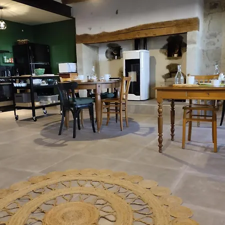 D'hotes Du Chenelong Cantal B&B *
